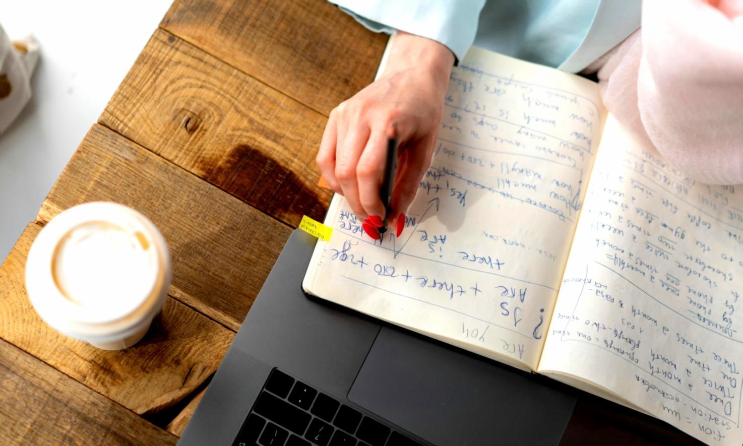 Ambiente di lavoro creativo nel nostro studio di nail art con postazioni moderne e materiali professionali