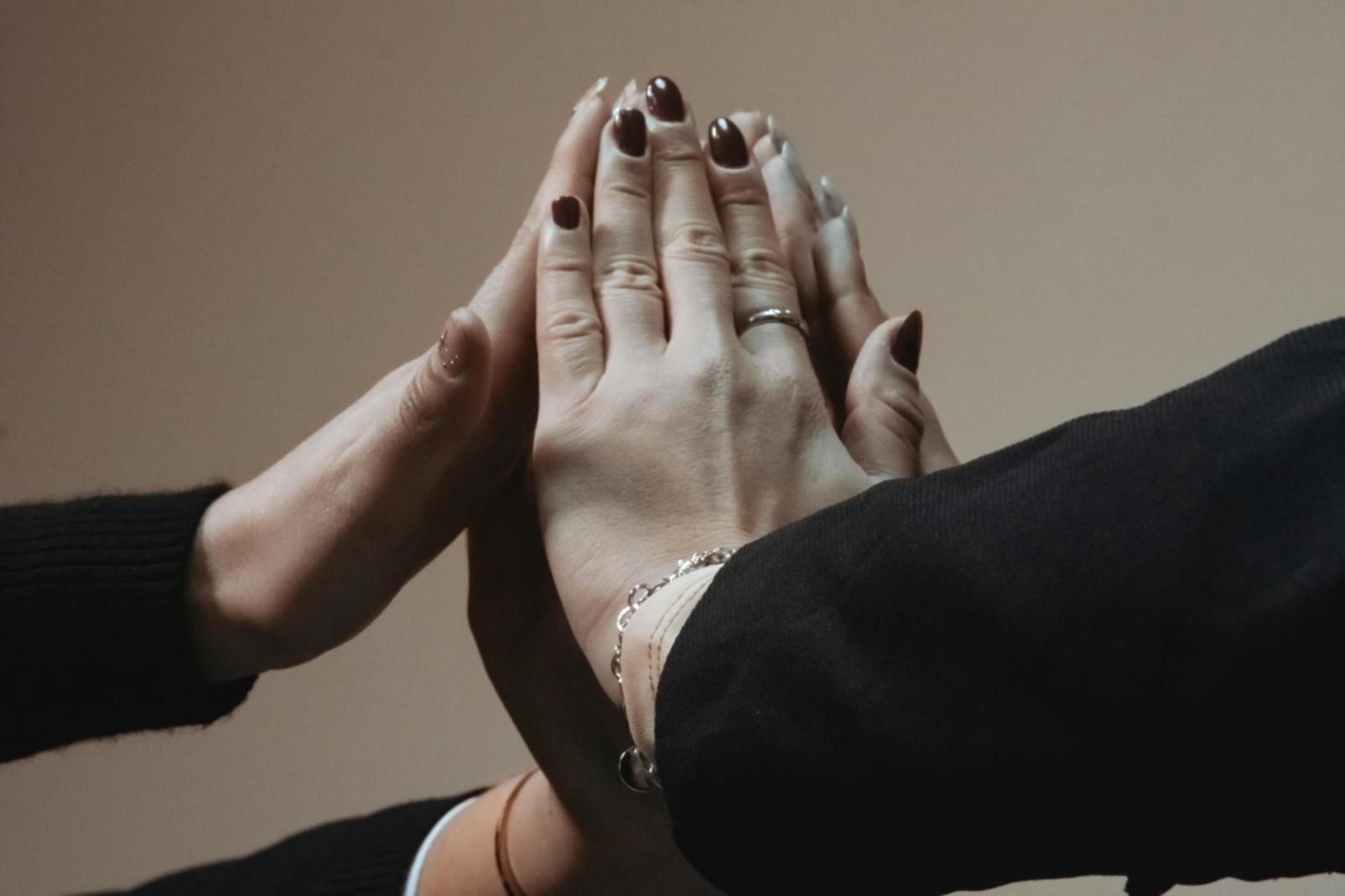 Studenti durante una lezione pratica di nail art con strumenti professionali